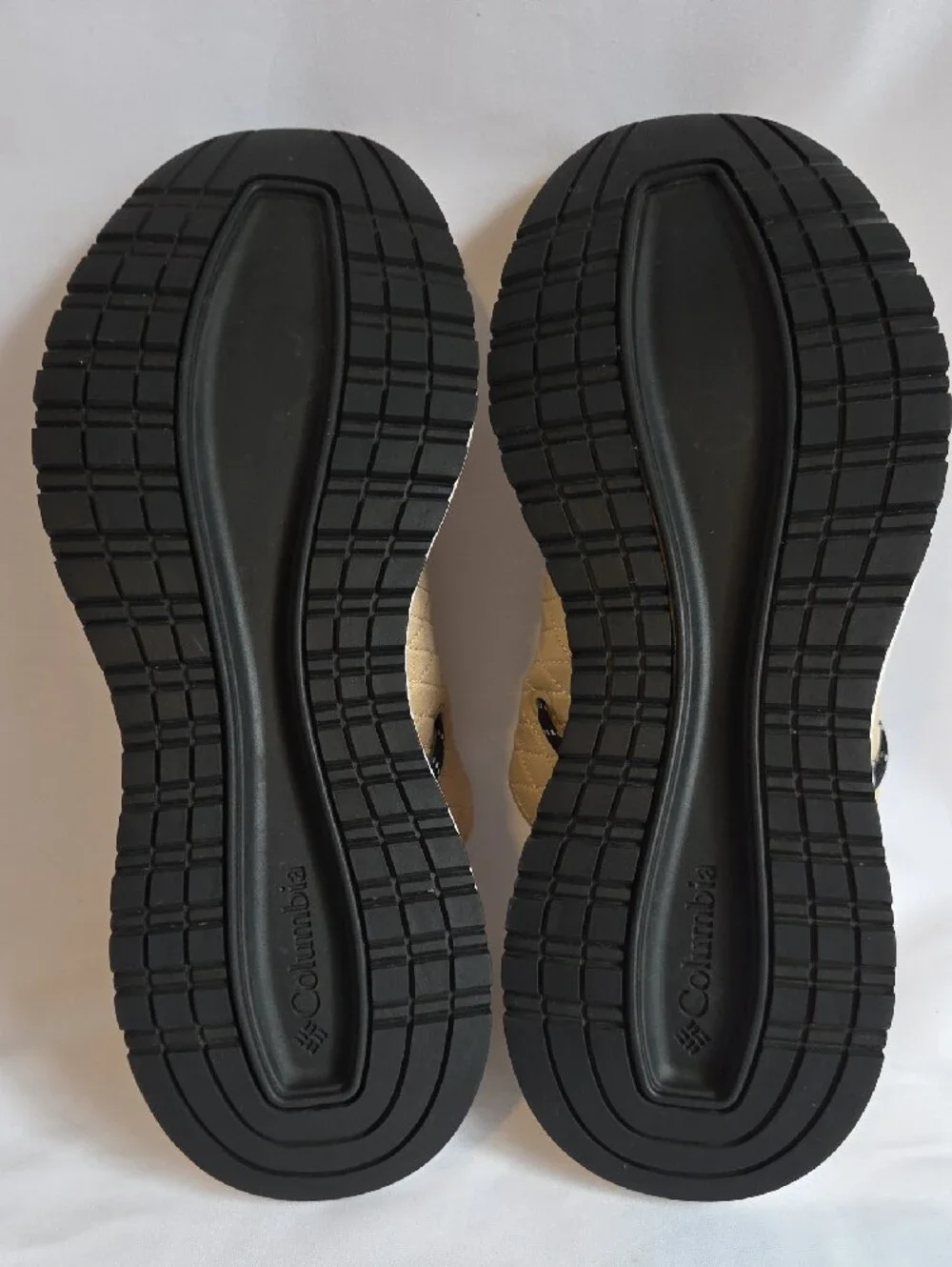 Columbia Wildone Moc slip-on casual shoes in an oatmeal or beige quilted fabric